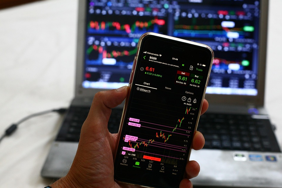 La Rivoluzione delle Valute Digitali: Opportunità e Rischi per gli Investitori